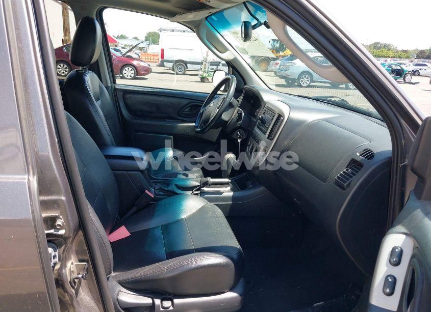 Photo 5 of 2005 Ford Escape LIMITED (VIN 1FMCU94115KD86427)