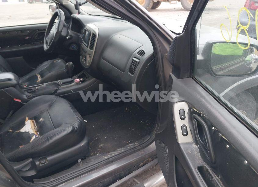 Photo 5 of 2005 Ford Escape LIMITED (VIN 1FMCU94185KA52914)