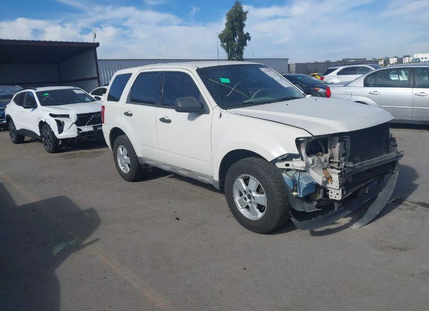 2010 Ford Escape XLS (VIN 1FMCU9C70AKA29935) main photo