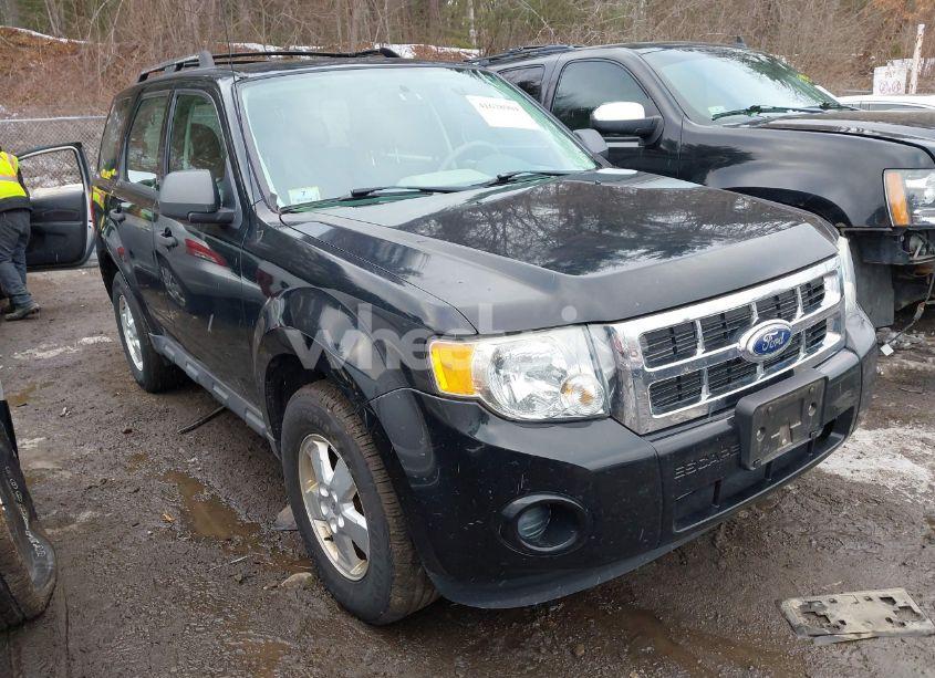 2010 Ford Escape XLS (VIN 1FMCU9C70AKC65324) main photo