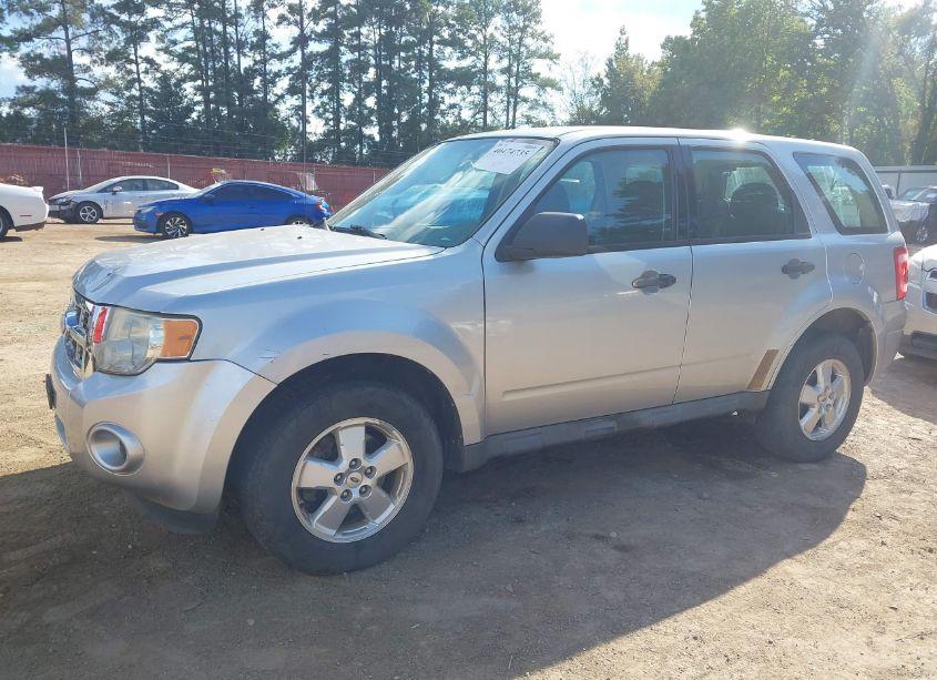 Photo 2 of 2010 Ford Escape XLS (VIN 1FMCU9C76AKC84346)