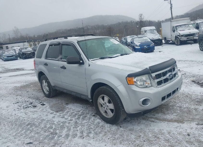 2010 Ford Escape XLS (VIN 1FMCU9C7XAKD34651) main photo