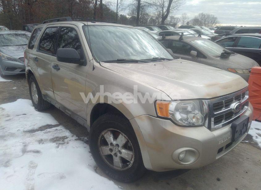 2010 Ford Escape XLT (VIN 1FMCU9D72AKA09636) main photo
