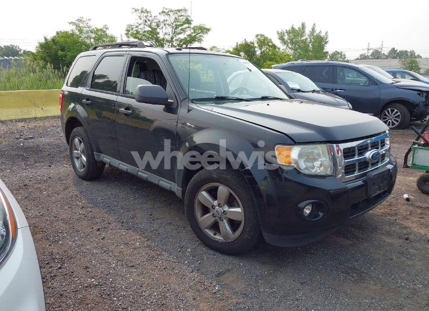 2010 Ford Escape XLT (VIN 1FMCU9D74AKB31365) main photo