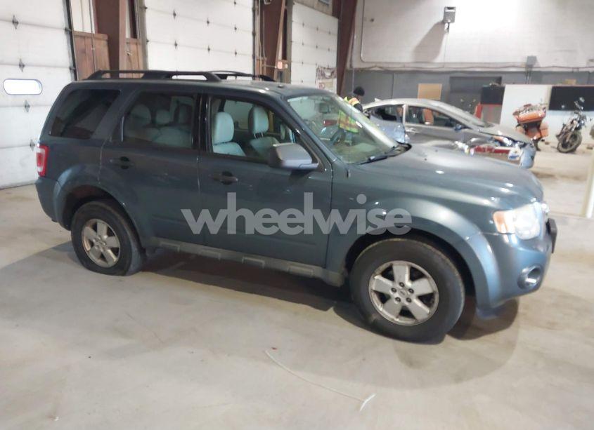 2010 Ford Escape XLT (VIN 1FMCU9D75AKB77500) main photo