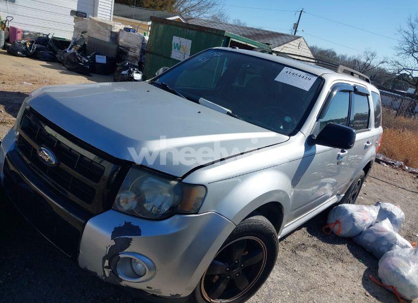Photo 2 of 2010 Ford Escape XLT (VIN 1FMCU9DG6AKC15610)