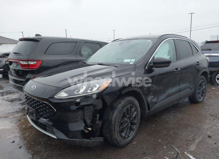 Photo 2 of 2020 Ford Escape SE (VIN 1FMCU9G60LUA97399)