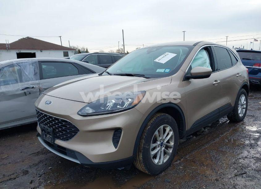 Photo 2 of 2021 Ford Escape SE (VIN 1FMCU9G60MUA47295)