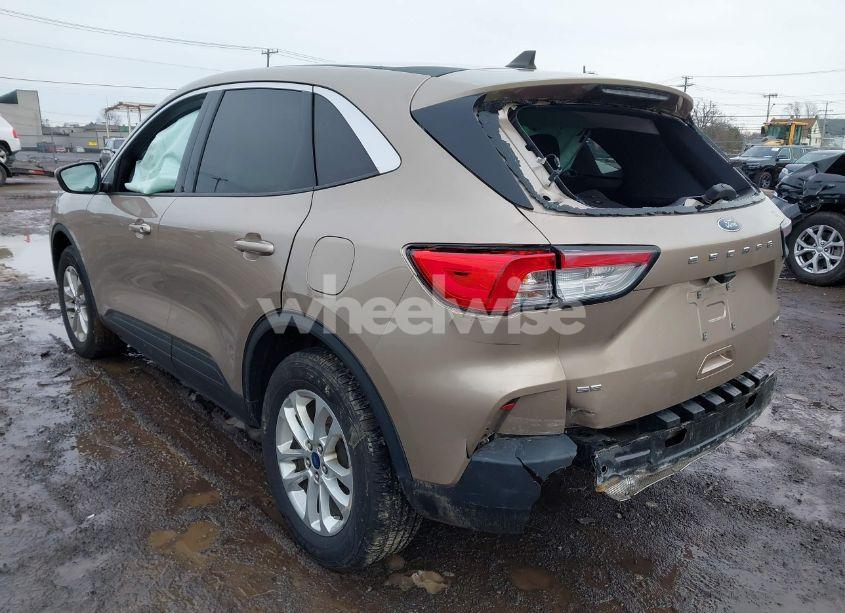 Photo 3 of 2021 Ford Escape SE (VIN 1FMCU9G60MUA47295)