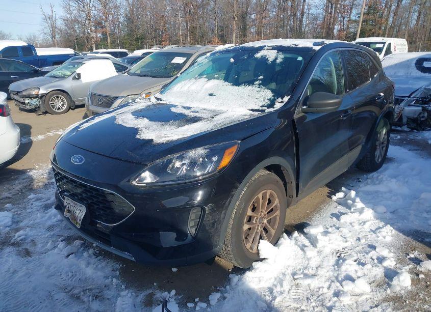 Photo 2 of 2022 Ford Escape SE (VIN 1FMCU9G60NUA61361)