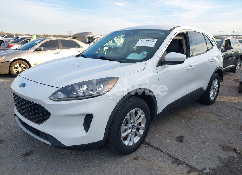 Photo 2 of 2020 Ford Escape SE (VIN 1FMCU9G61LUA37860)
