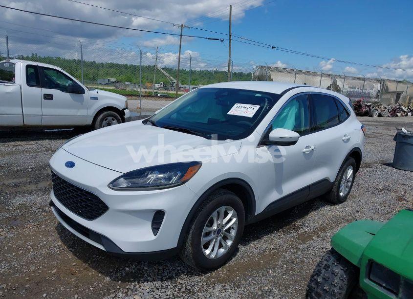 Photo 2 of 2020 Ford Escape SE (VIN 1FMCU9G61LUA92700)
