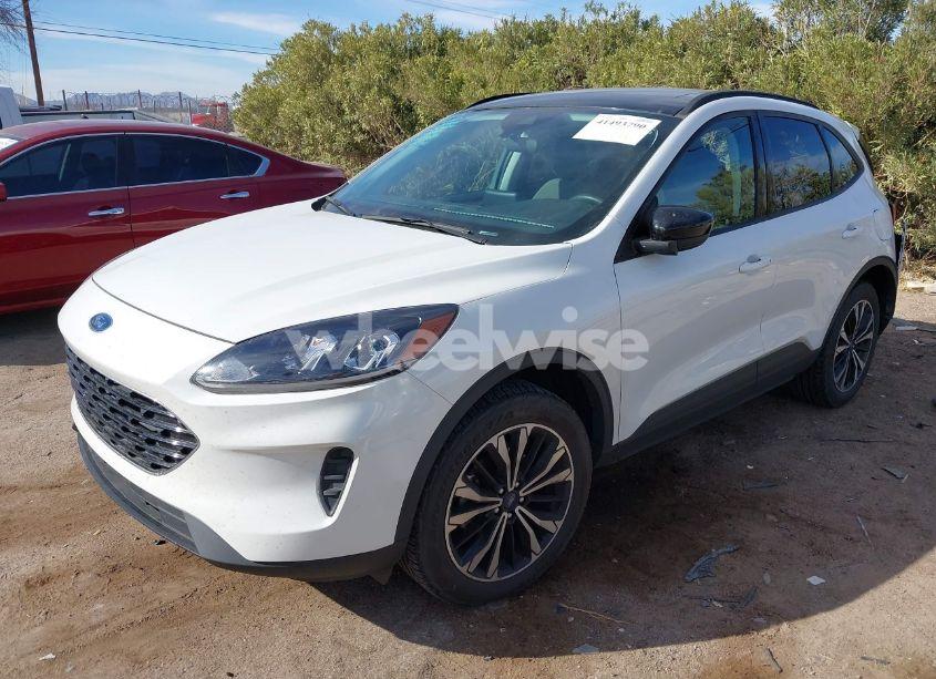 Photo 2 of 2021 Ford Escape SE (VIN 1FMCU9G61MUA62744)
