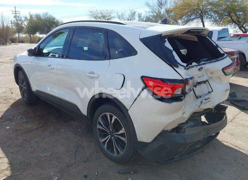 Photo 3 of 2021 Ford Escape SE (VIN 1FMCU9G61MUA62744)