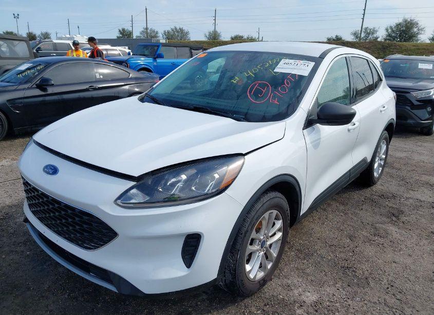 Photo 2 of 2022 Ford Escape SE (VIN 1FMCU9G61NUA62857)