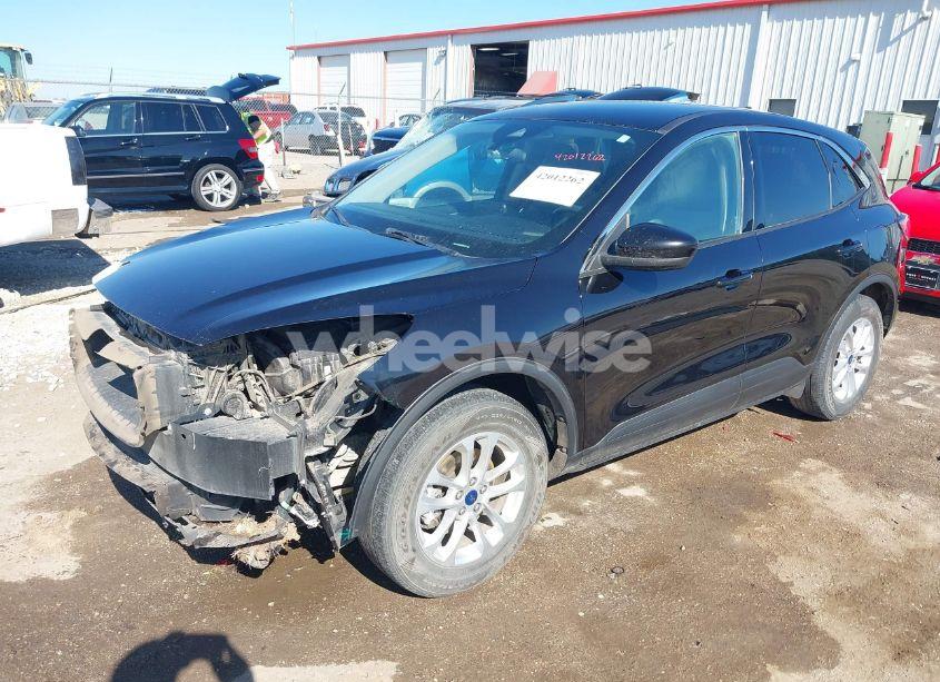 Photo 2 of 2020 Ford Escape SE (VIN 1FMCU9G62LUB25722)