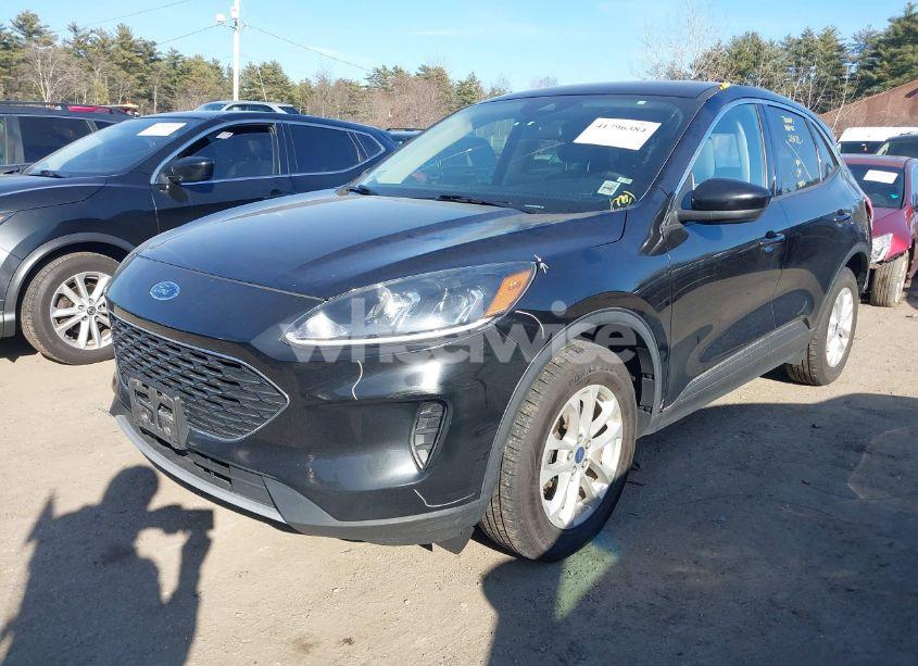 Photo 2 of 2020 Ford Escape SE (VIN 1FMCU9G62LUC22404)