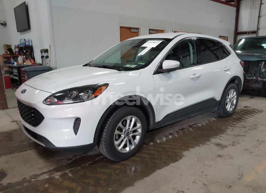 Photo 2 of 2021 Ford Escape SE (VIN 1FMCU9G62MUA39795)