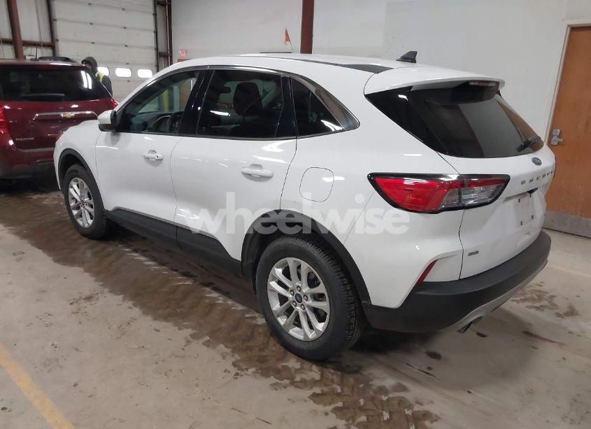Photo 3 of 2021 Ford Escape SE (VIN 1FMCU9G62MUA39795)