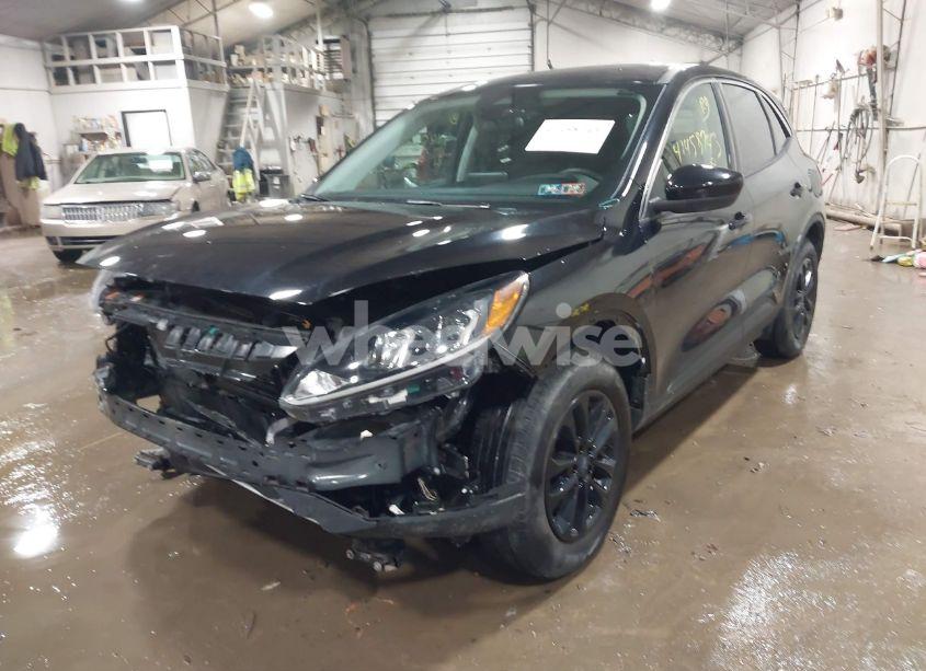 Photo 2 of 2021 Ford Escape SE (VIN 1FMCU9G62MUB21235)