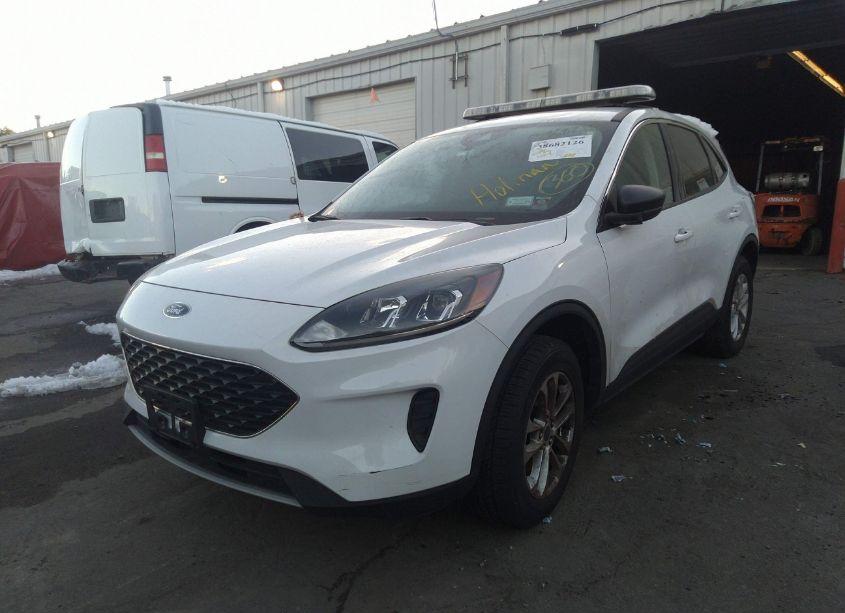 Photo 2 of 2022 Ford Escape SE (VIN 1FMCU9G62NUA49230)
