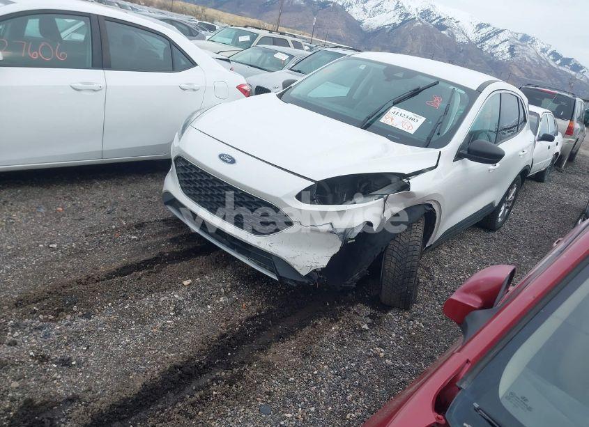 Photo 2 of 2022 Ford Escape SE (VIN 1FMCU9G62NUA60759)