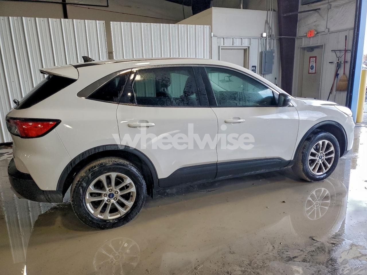 Photo 3 of 2022 FORD ESCAPE SE (VIN 1FMCU9G62NUA99030)