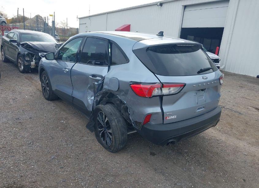 Photo 3 of 2022 Ford Escape SE (VIN 1FMCU9G62NUB17381)