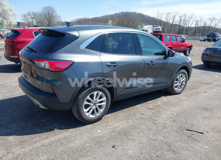 Photo 4 of 2020 Ford Escape SE (VIN 1FMCU9G63LUA27153)