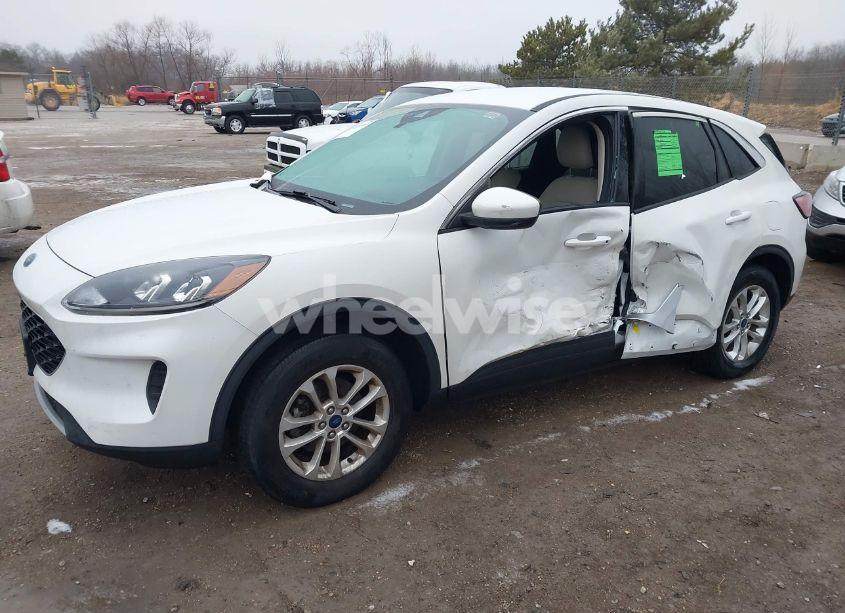 Photo 2 of 2020 Ford Escape SE (VIN 1FMCU9G63LUC47635)