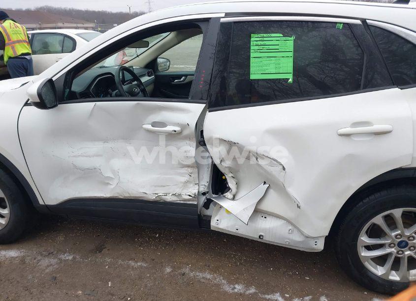 Photo 6 of 2020 Ford Escape SE (VIN 1FMCU9G63LUC47635)