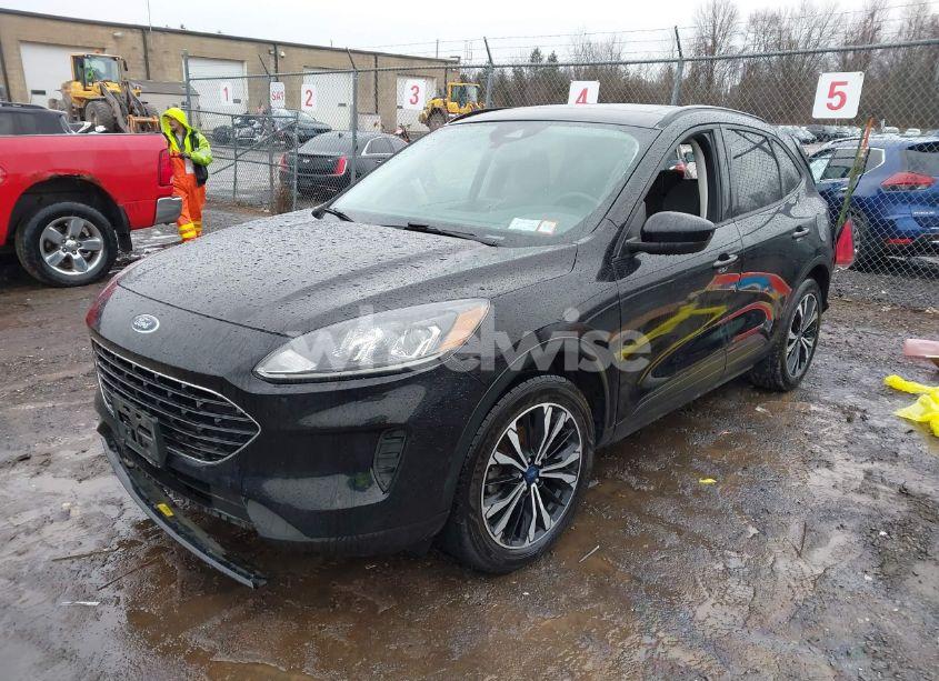 Photo 2 of 2021 Ford Escape SE (VIN 1FMCU9G63MUA24206)