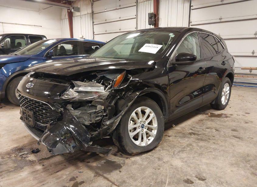 Photo 2 of 2021 Ford Escape SE (VIN 1FMCU9G63MUA93929)