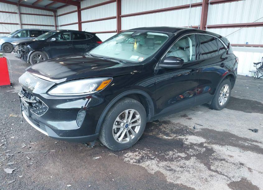 Photo 2 of 2021 Ford Escape SE (VIN 1FMCU9G63MUA98919)