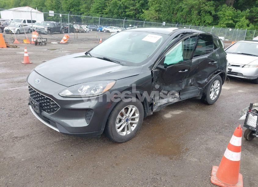 Photo 2 of 2020 Ford Escape SE (VIN 1FMCU9G64LUA25167)