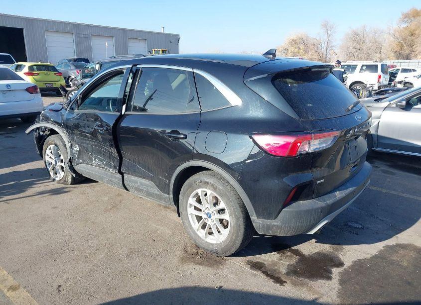 Photo 3 of 2020 Ford Escape SE (VIN 1FMCU9G64LUA44625)