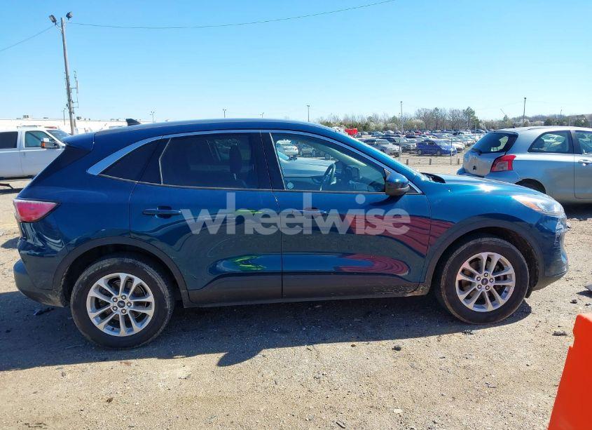 Photo 13 of 2020 Ford Escape SE (VIN 1FMCU9G64LUB00871)