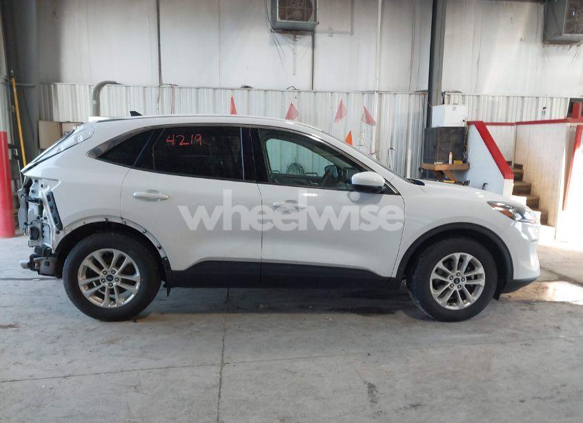Photo 13 of 2020 Ford Escape SE (VIN 1FMCU9G64LUB80320)