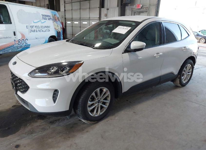 Photo 2 of 2020 Ford Escape SE (VIN 1FMCU9G64LUB80320)