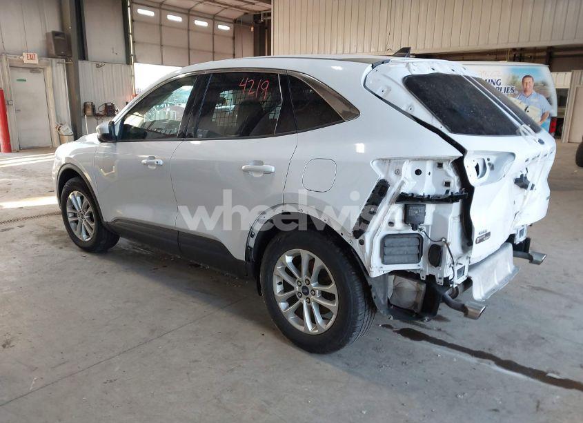 Photo 3 of 2020 Ford Escape SE (VIN 1FMCU9G64LUB80320)
