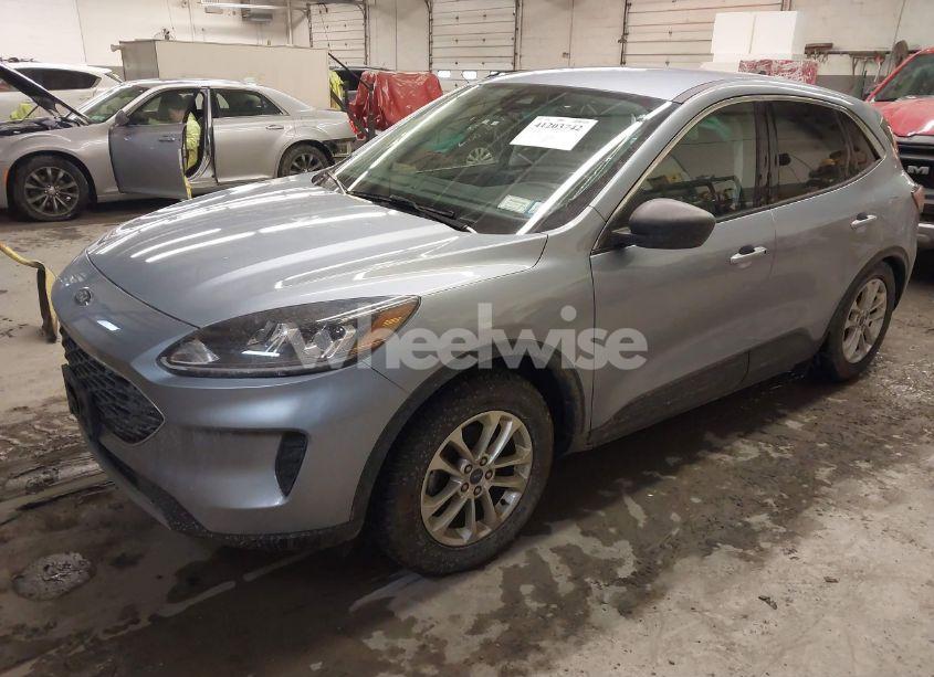 Photo 2 of 2022 Ford Escape SE (VIN 1FMCU9G64NUB10223)