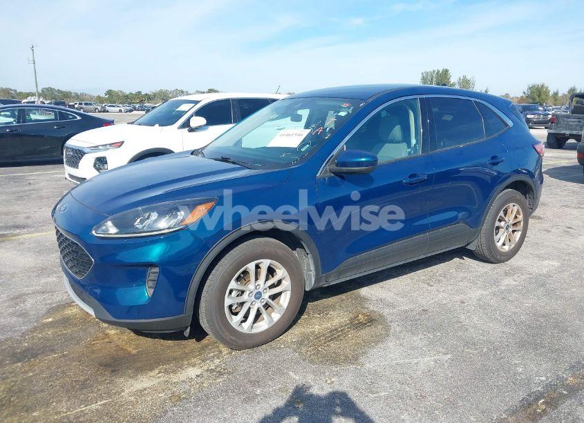 Photo 2 of 2020 Ford Escape SE (VIN 1FMCU9G65LUA30832)