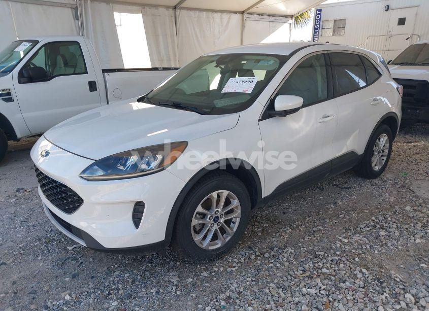 Photo 2 of 2020 Ford Escape SE (VIN 1FMCU9G65LUA37862)