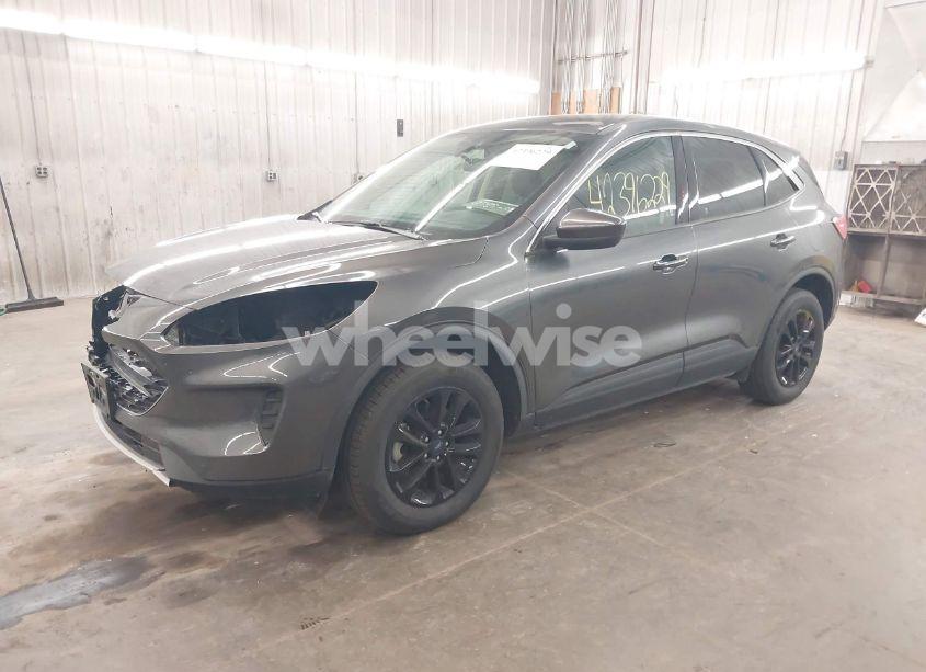 Photo 2 of 2020 Ford Escape SE (VIN 1FMCU9G65LUA99617)