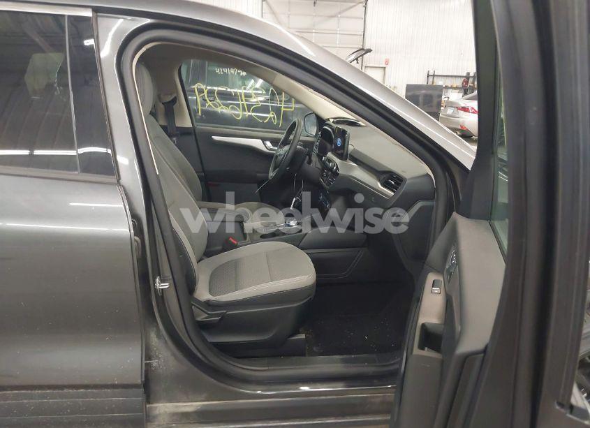 Photo 5 of 2020 Ford Escape SE (VIN 1FMCU9G65LUA99617)