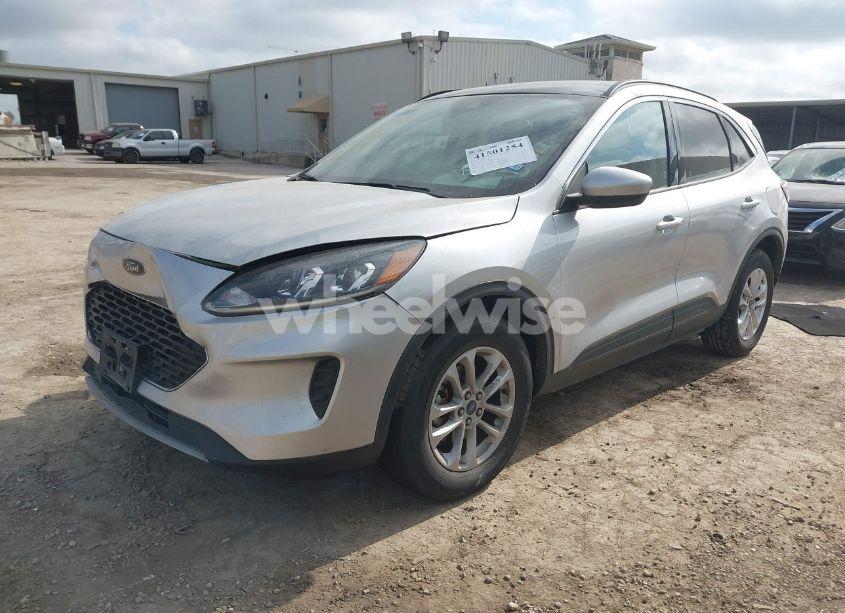 Photo 2 of 2020 Ford Escape SE (VIN 1FMCU9G65LUB23480)