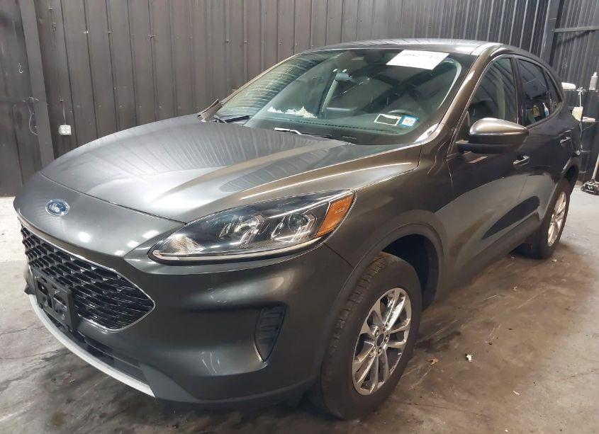 Photo 2 of 2020 Ford Escape SE (VIN 1FMCU9G65LUB37296)