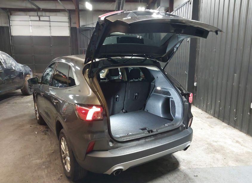 Photo 3 of 2020 Ford Escape SE (VIN 1FMCU9G65LUB37296)