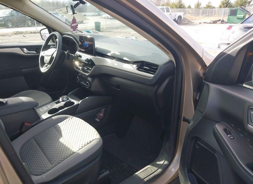 Photo 5 of 2020 Ford Escape SE (VIN 1FMCU9G65LUC32408)