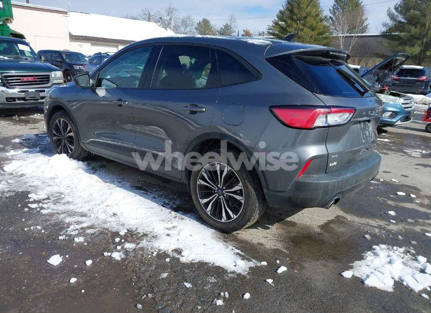 Photo 3 of 2021 Ford Escape SE (VIN 1FMCU9G65MUA16155)